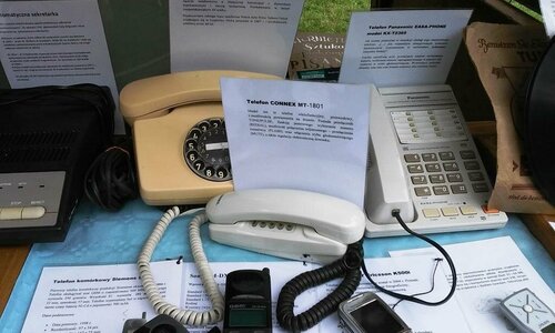 Kilka eksponatów starych telefonów różnych marek.