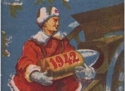 Kartka świąteczna przedstawiająca Żołnierza ZSRR przebranego za świętego Mikołaja, w żołnierskiej czapce, pakującego do działa żółty pocisk z datą 1942.