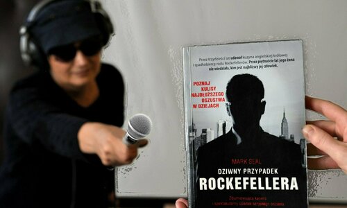 Okładka książki Dziwny przypadek Rockefellera, obok kobieta trzymająca wyciągnięty w stronę książki mikrofon. 
