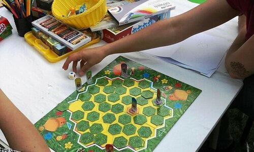 Dzieci podczas gry w grę planszową o tematyce pszczół.