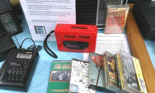 Stare kasety magnetofonowe oraz czerwony walkman.