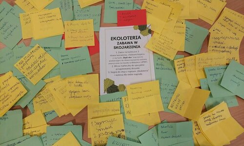Kartki z pomysłami uczestników ekoloterii, przygotowanej przez bibliotekę.