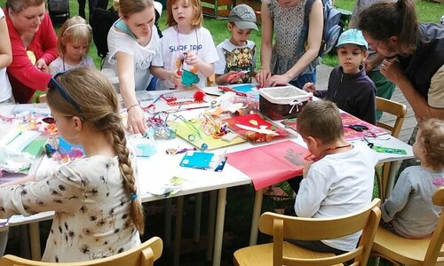 Grupa dzieci przy stole podczas Dni Przyrodników w 2016 roku.