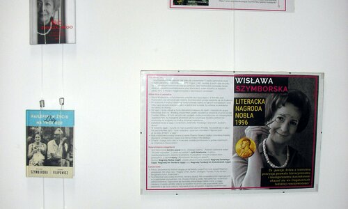 Duża plansza o tematyce Wisławy Szymborskiej. Po lewej stronie jej dzieła.