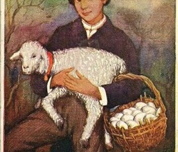 Kartka wielkanocna przedstawiająca chłopca trzymającego w ramionach owieczkę oraz koszyk z jajkami.