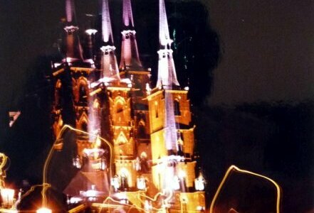 Katedra Wrocławska nocą, rozświetlona lampami ulicznymi. 